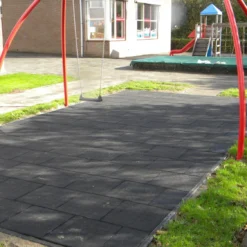 Safe & Soft Rubber Speelplaatstegels 100 X 100 Cm. 7 Safe & Soft Rubber Speelplaatstegels 100 X 100 Cm. -Goedkope Tuin Spellen Winkel safe soft rubber speelplatstegel 2