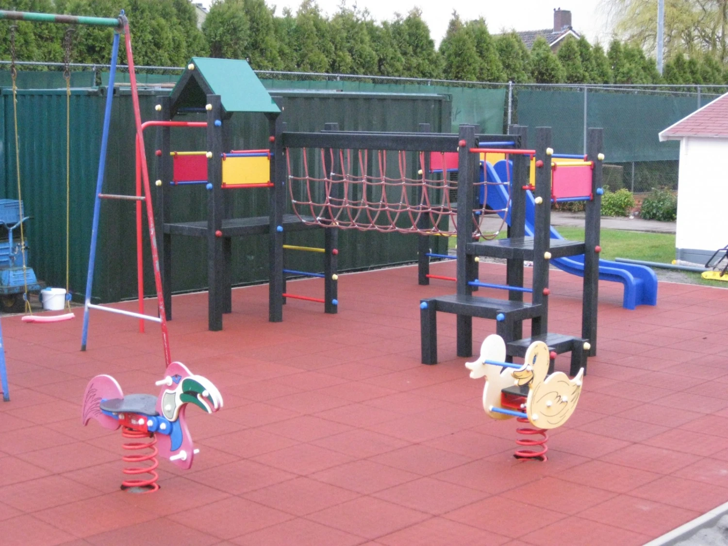 Safe & Soft Rubber Speelplaatstegels 100 X 100 Cm. 1 Safe & Soft Rubber Speelplaatstegels 100 X 100 Cm.