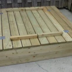 Houten Zandbak Met Bankjes Robuust Openbaar Gebruik -Goedkope Tuin Spellen Winkel zandbak 1 scaled 1