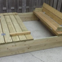 Houten Zandbak Met Bankjes Robuust Openbaar Gebruik -Goedkope Tuin Spellen Winkel zandbak 2 scaled 1